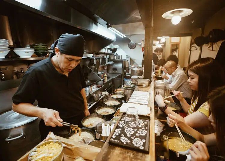 chen chút ở một quầy ramen chen chút ở một quầy ramen